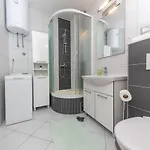 아파트 For 2, Balcony, Wi-fi, Public Parking, Private Entrance 스플리트