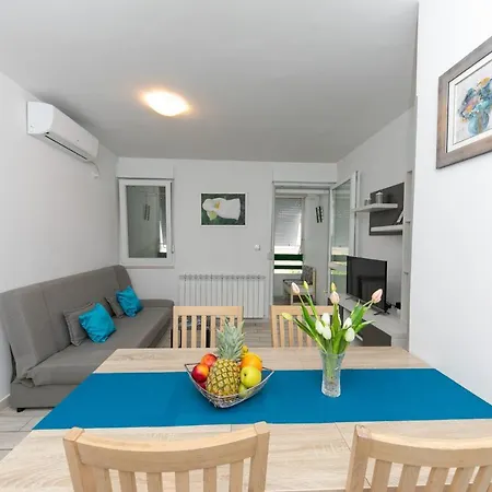 Apartment For 2, Balcony, Wi-fi, Public Parking, Private Entrance *