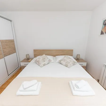 For 2, Balcony, Wi-fi, Public Parking, Private Entrance Apartment *