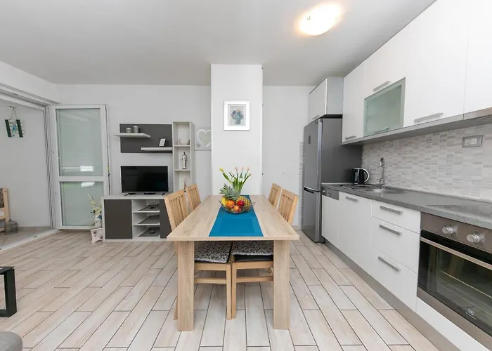 For 2, Balcony, Wi-fi, Public Parking, Private Entrance