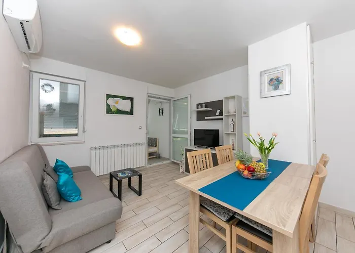 For 2, Balcony, Wi-fi, Public Parking, Private Entrance