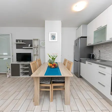 For 2, Balcony, Wi-fi, Public Parking, Private Entrance