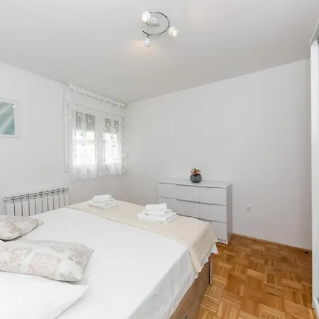 For 2, Balcony, Wi-fi, Public Parking, Private Entrance *